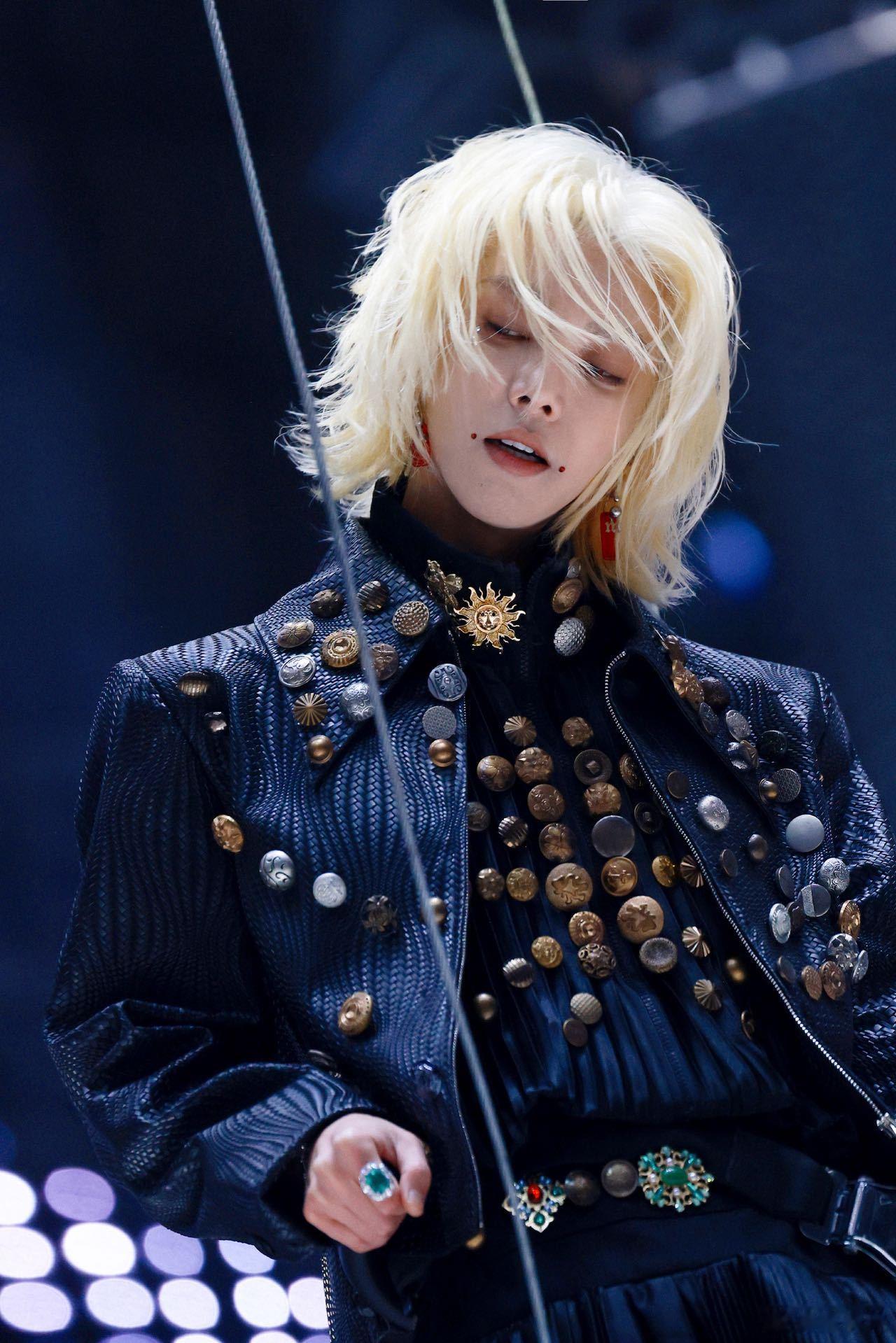 华晨宇这一秒过火 谁懂这一秒的含金量！灯光炸开的瞬间，像是被能量点燃，节奏、力度