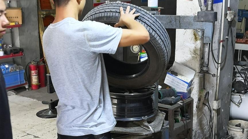 今天有够幸运的，靠近副驾驶的轮胎被钉子扎了，我就说吧怎么开的好好的气压显示低。