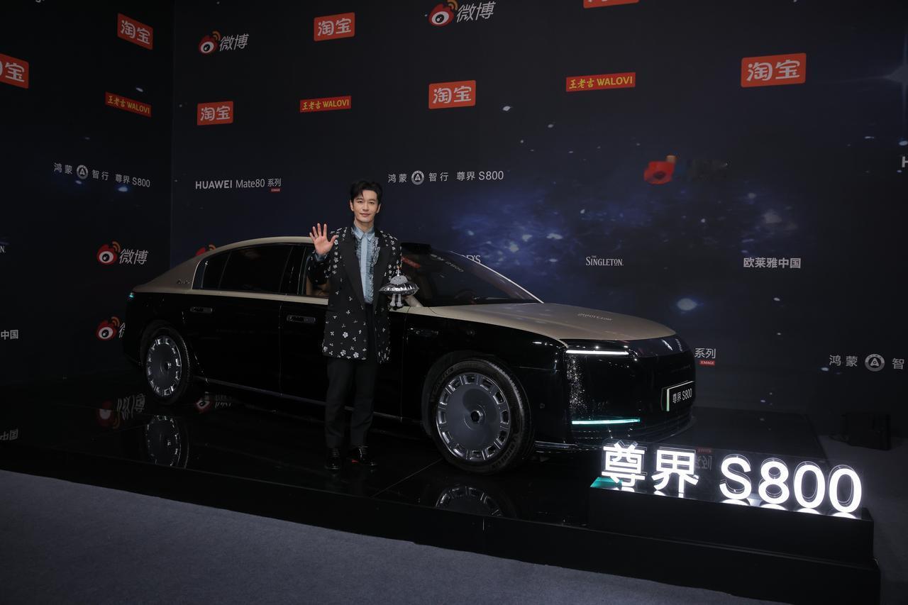 微博之夜的全明星阵容够亮眼，但尊界S800也没输。作为官方展车和明星接驳车，它承