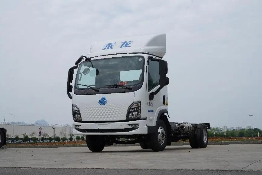 乘龙L2V新能源轻卡，搭载单包电池，置于大梁中央，能降低整车重心，重量更轻、体积