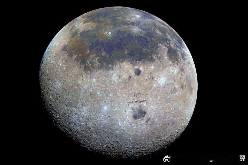 阿尔忒弥斯二号拍摄的月球背面 