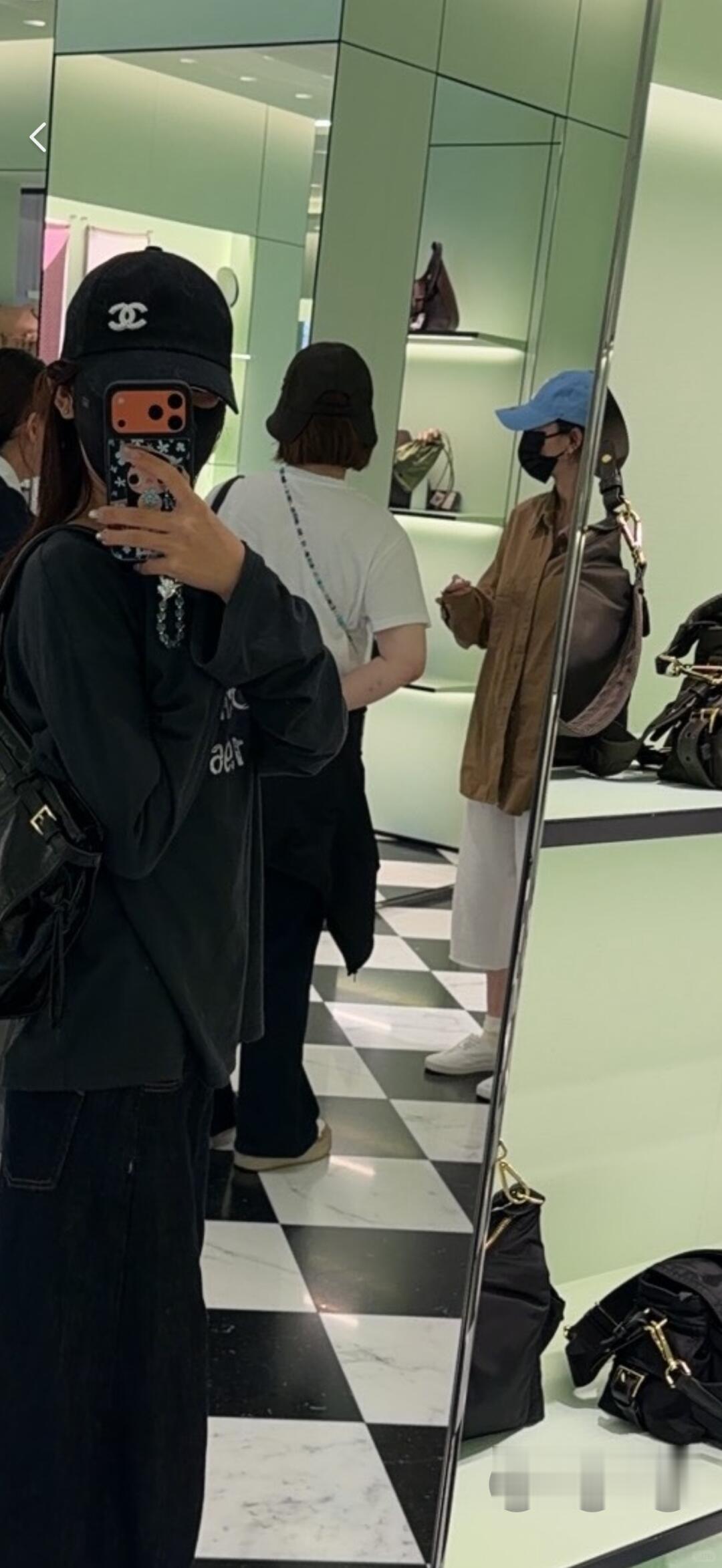 什么运气啊[酸]路人逛街偶遇杨幂逛Prada！ ​​​