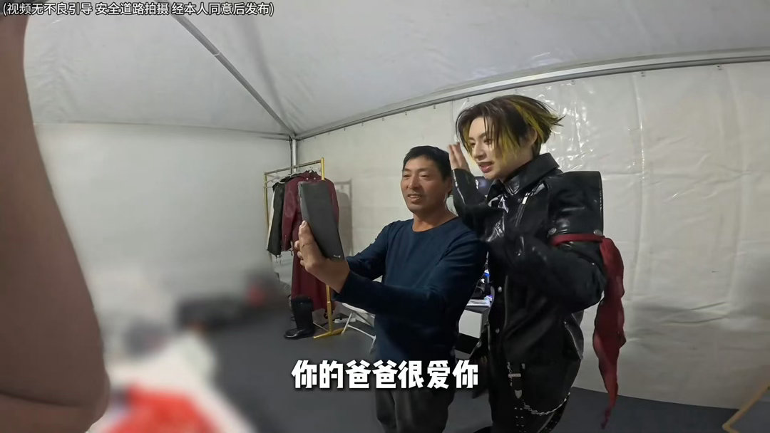 小鬼路人缘上大分 再一次被小鬼的人格魅力征服和工人大叔合影温柔又接地气，暖心喊话