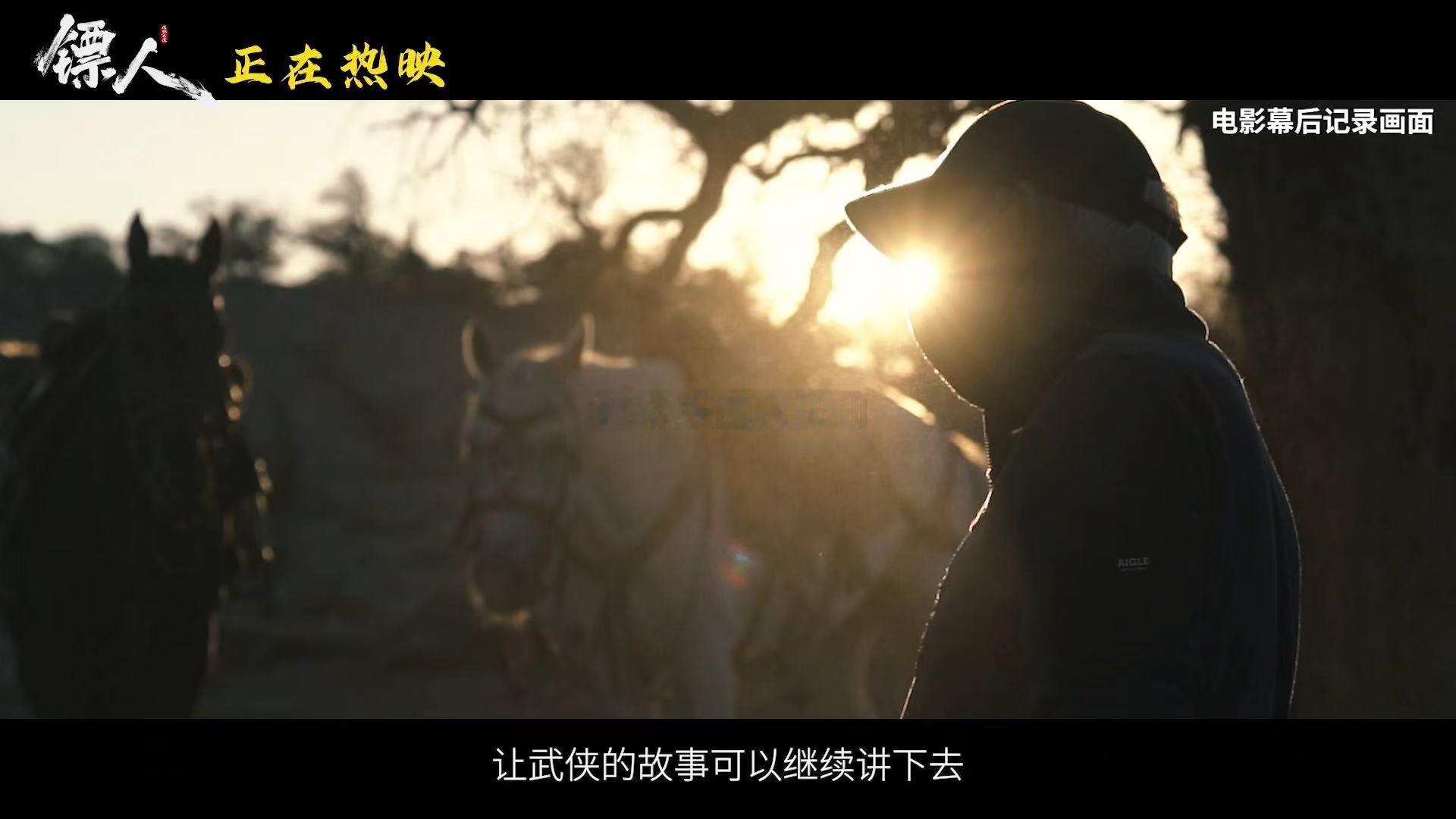 八十岁袁和平正是闯的年纪 酷暑严寒都挡不住八爷工作的脚步，这次拍镖人他又冲在最前