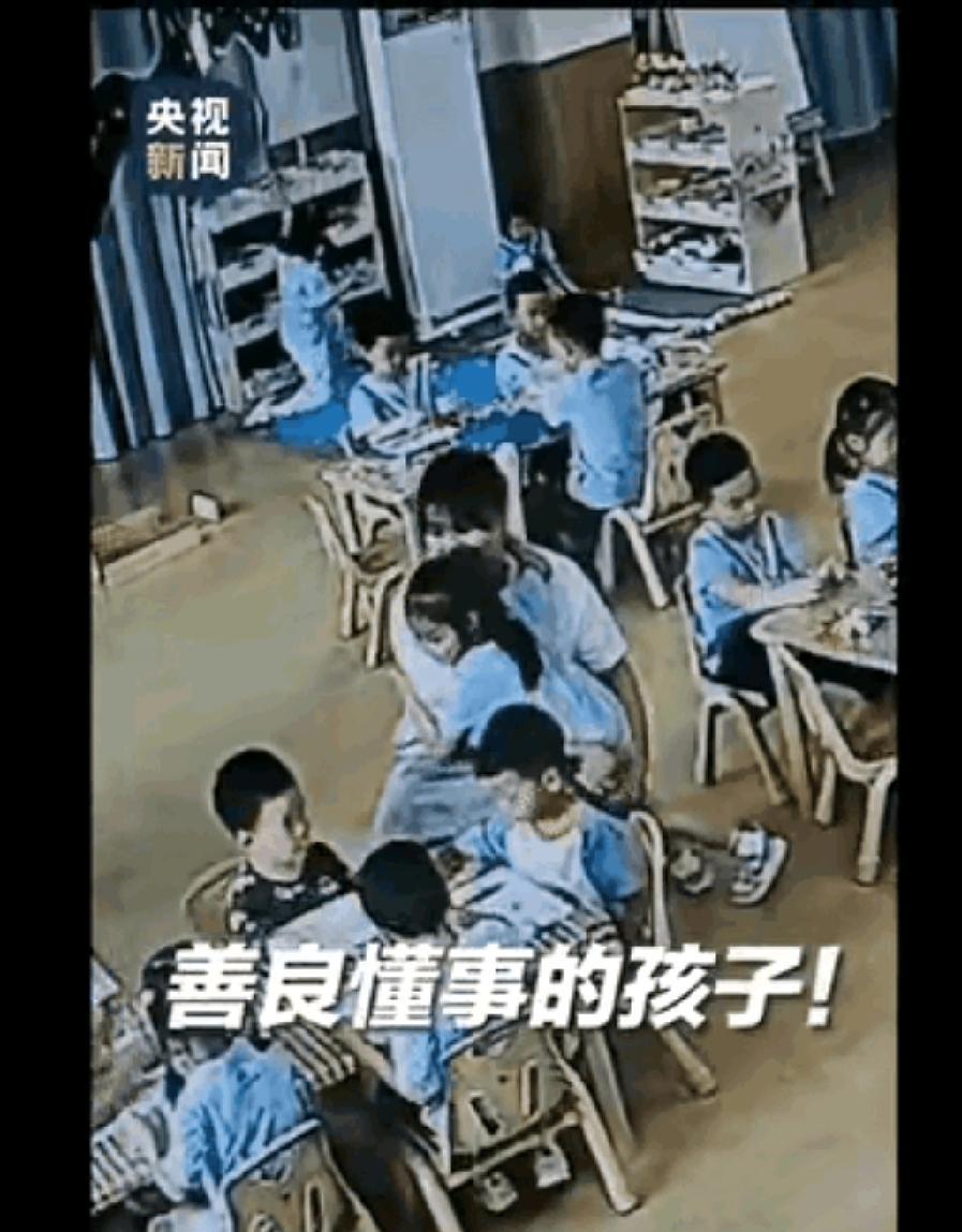 三岁娃把椅子推给老师那一刻，全网眼眶都热了。
不是摆拍，没有剧本，青岛幼儿园监控