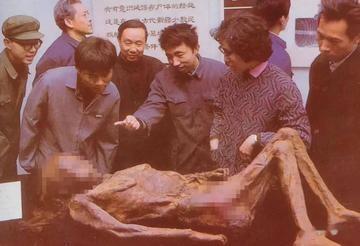 造孽啊。1994年，湖北一古墓被盗，专家们从中发现一具女尸。当看到女尸样貌后，众