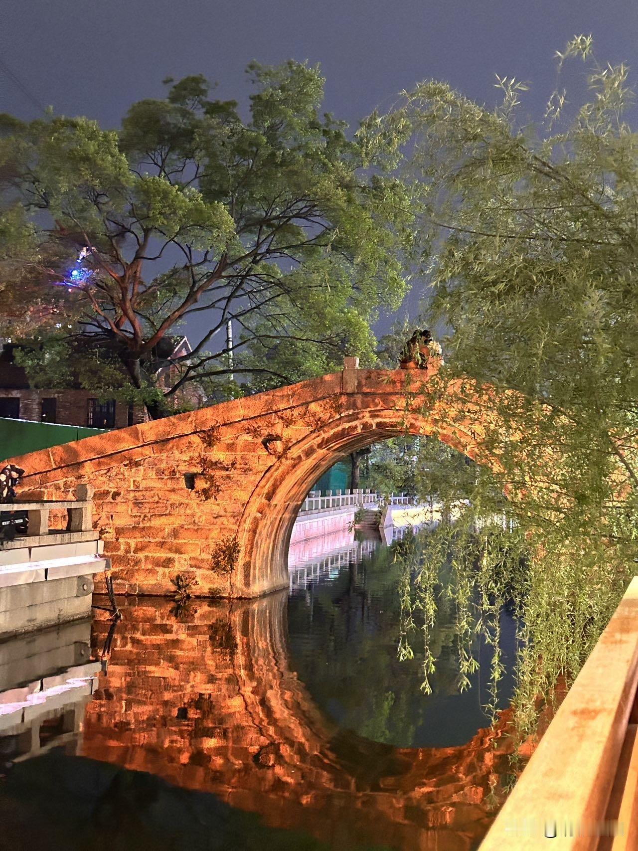月正圆
夜朦胧
缠绵琴音
在夜空飘荡
点点思绪
融入在夜色中

弯弯月
柔柔风