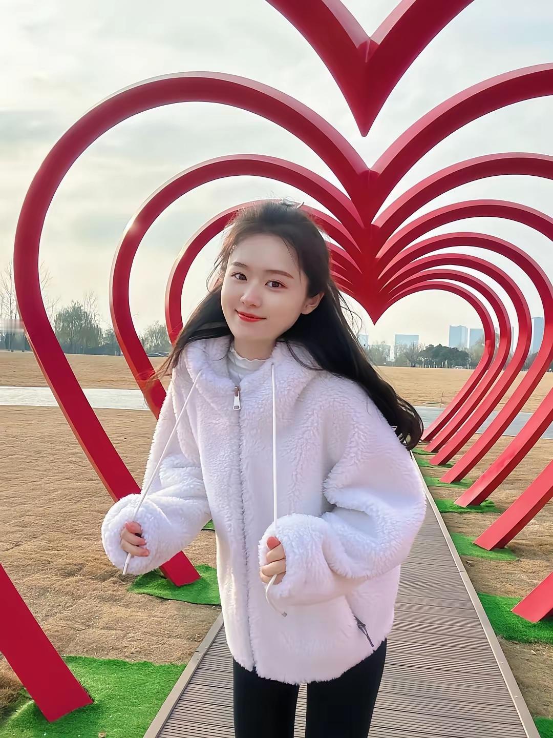 打卡超大的爱心雕塑，少女心满满的一天！