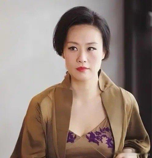 邬君梅丈夫去世两人9次试管没能生出孩子不过好在丈夫和前妻留有两个女儿，估计以后要