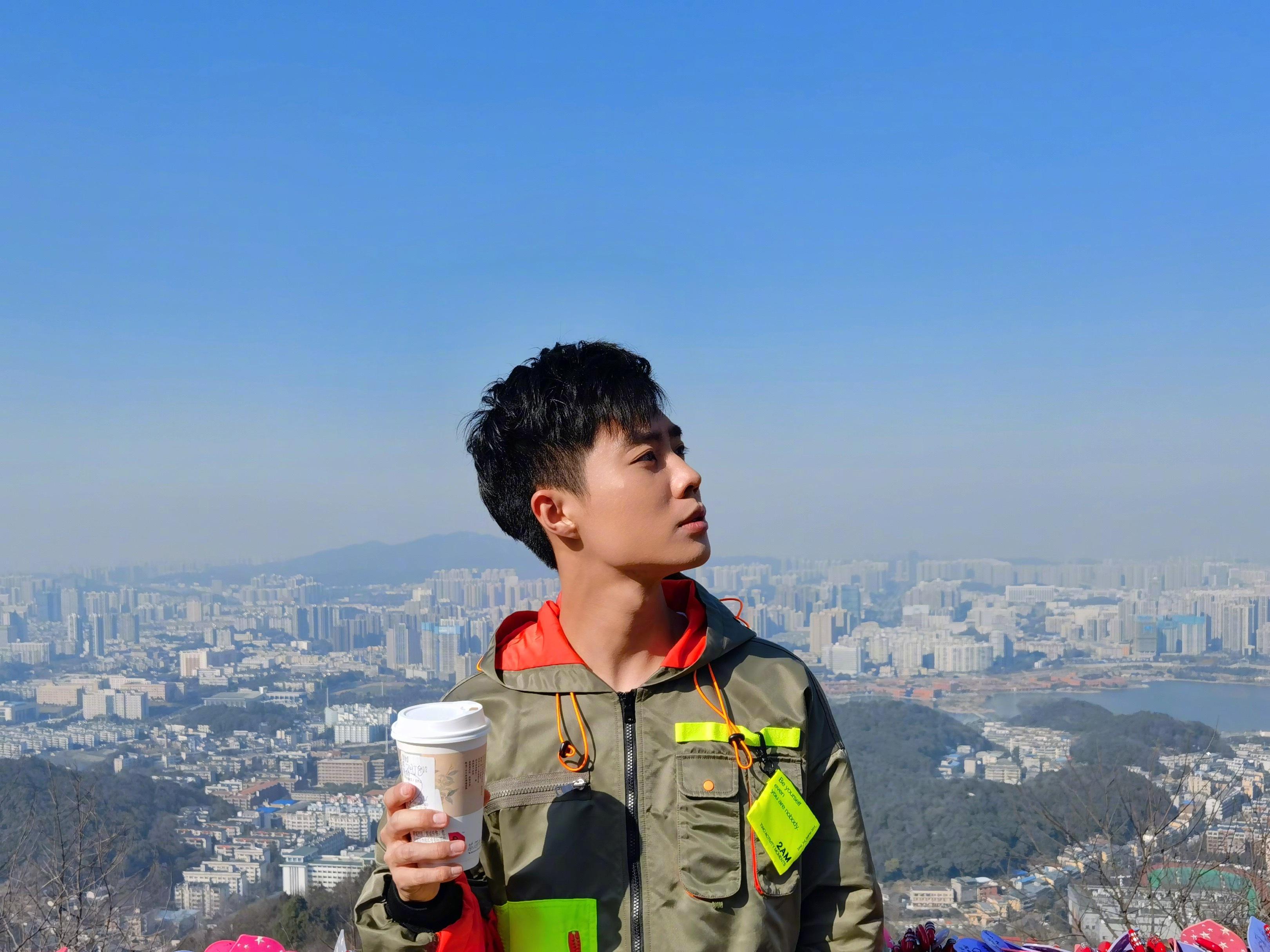 #不止旅行##这个冬天这么玩##新年旅行#登上岳麓山， 峰峦叠嶂， 翠竹摇曳， 