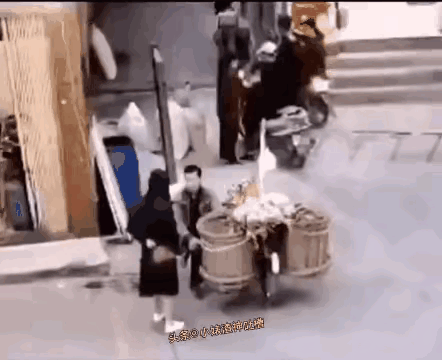 善有善报，恶有恶报，不是不报，时候不到，这个女人的恶早晚的报[发怒]