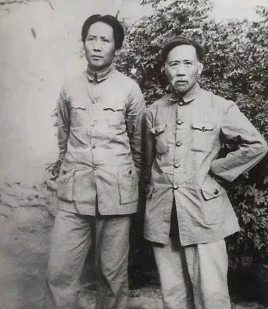 一对神奇的师生，徐特立和毛主席，老师跟着学生走了25000里。


故事要从19