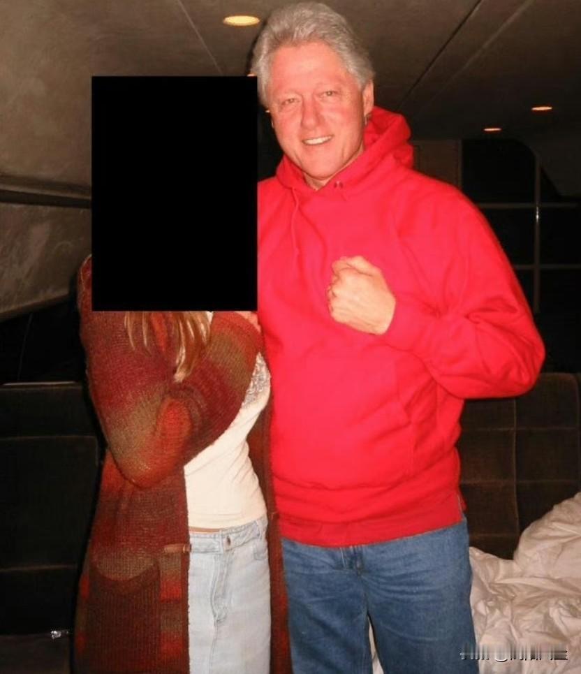 克林顿发言人回应爱泼斯坦档案:“这是为了保护他们自己免受接下来可能发生的事情的影