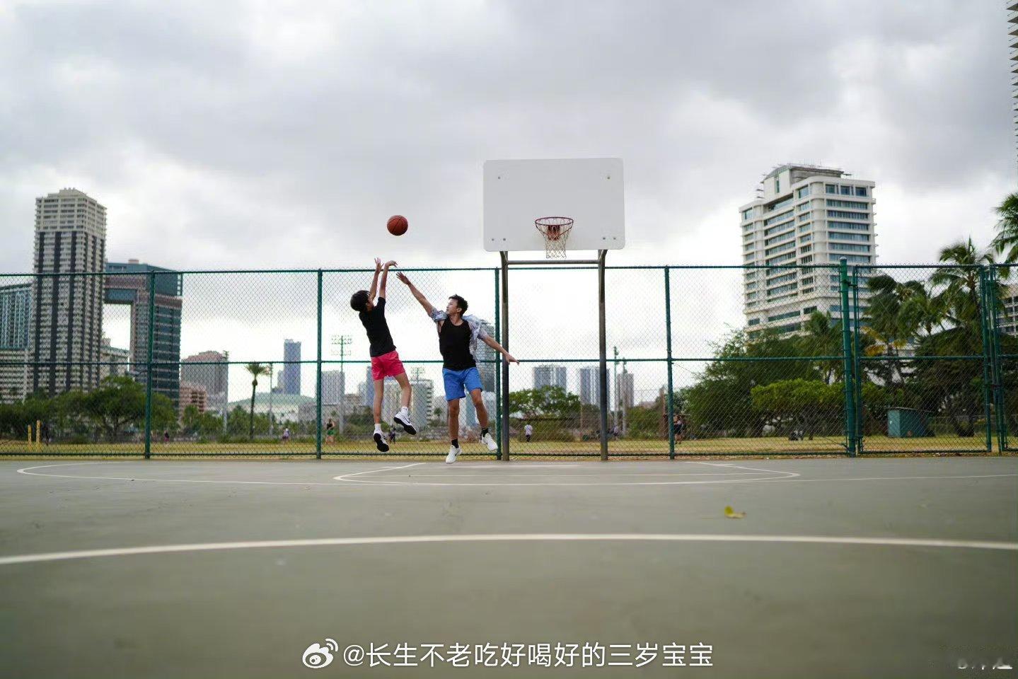 超哥这声“兄弟”太戳了！🥹 看着等等从萌娃长成篮球少年，时光啊~祝我们小寿星生