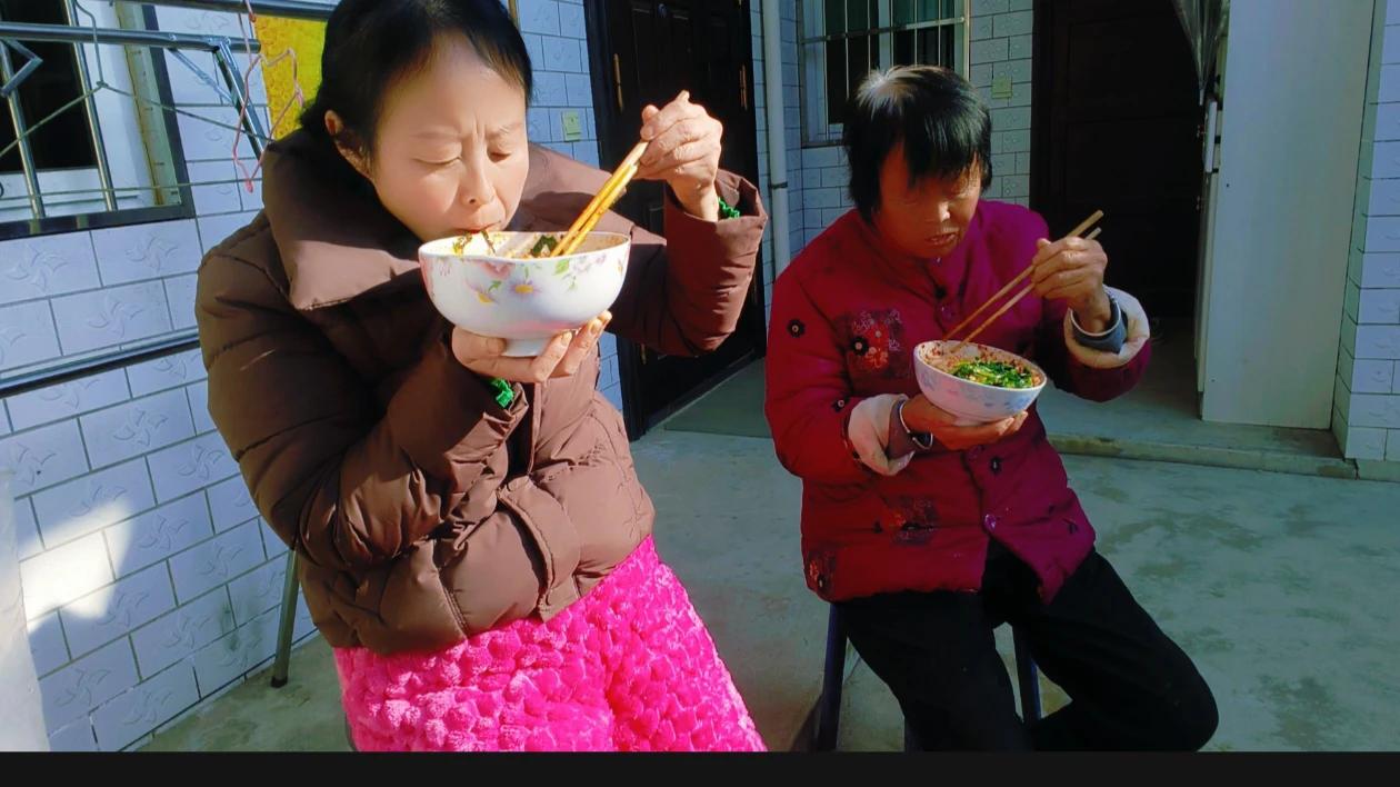 整整照顾了3个月，不闲烦倒还挺乐呵的。

自从天变冷就起紧生炉子，说伤腿最怕冷，
