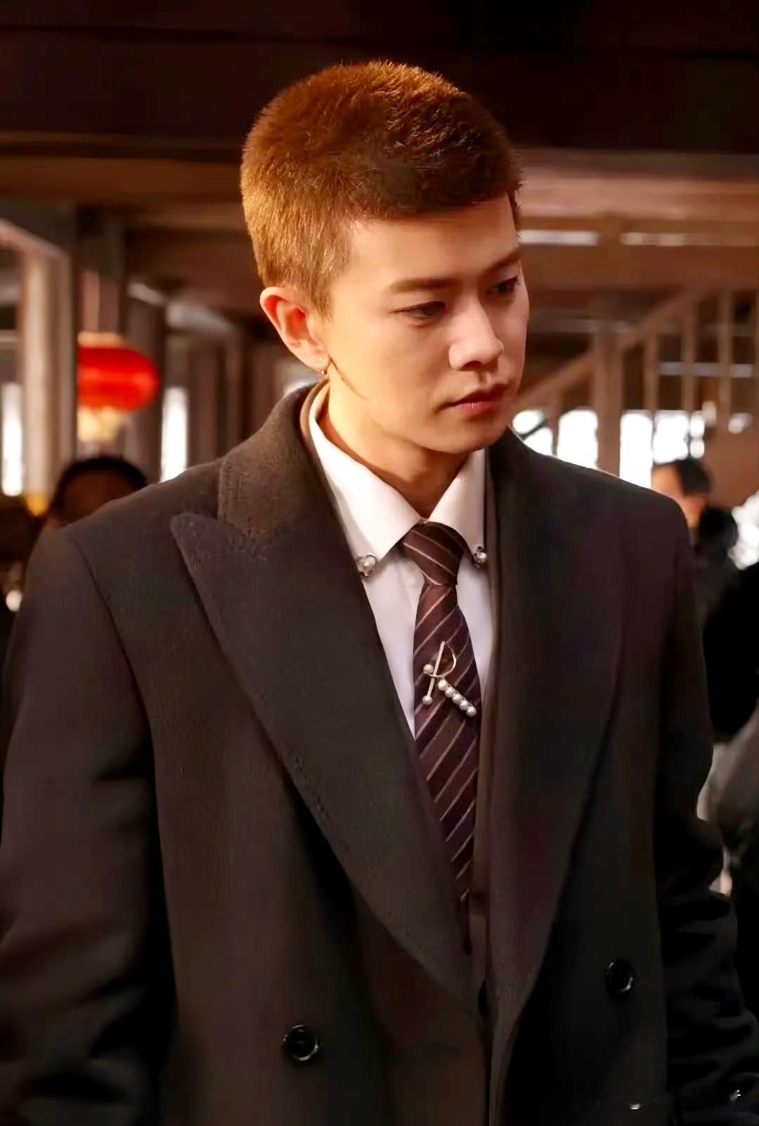 哇！任嘉伦鲨疯了！
这工作造型直接焊在我心巴上得了❗❗❗[偷笑][偷笑][偷笑]