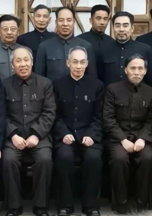 这是建国初期部分老同志的合影照片。
      他们先天下之忧而忧，后天下之乐而