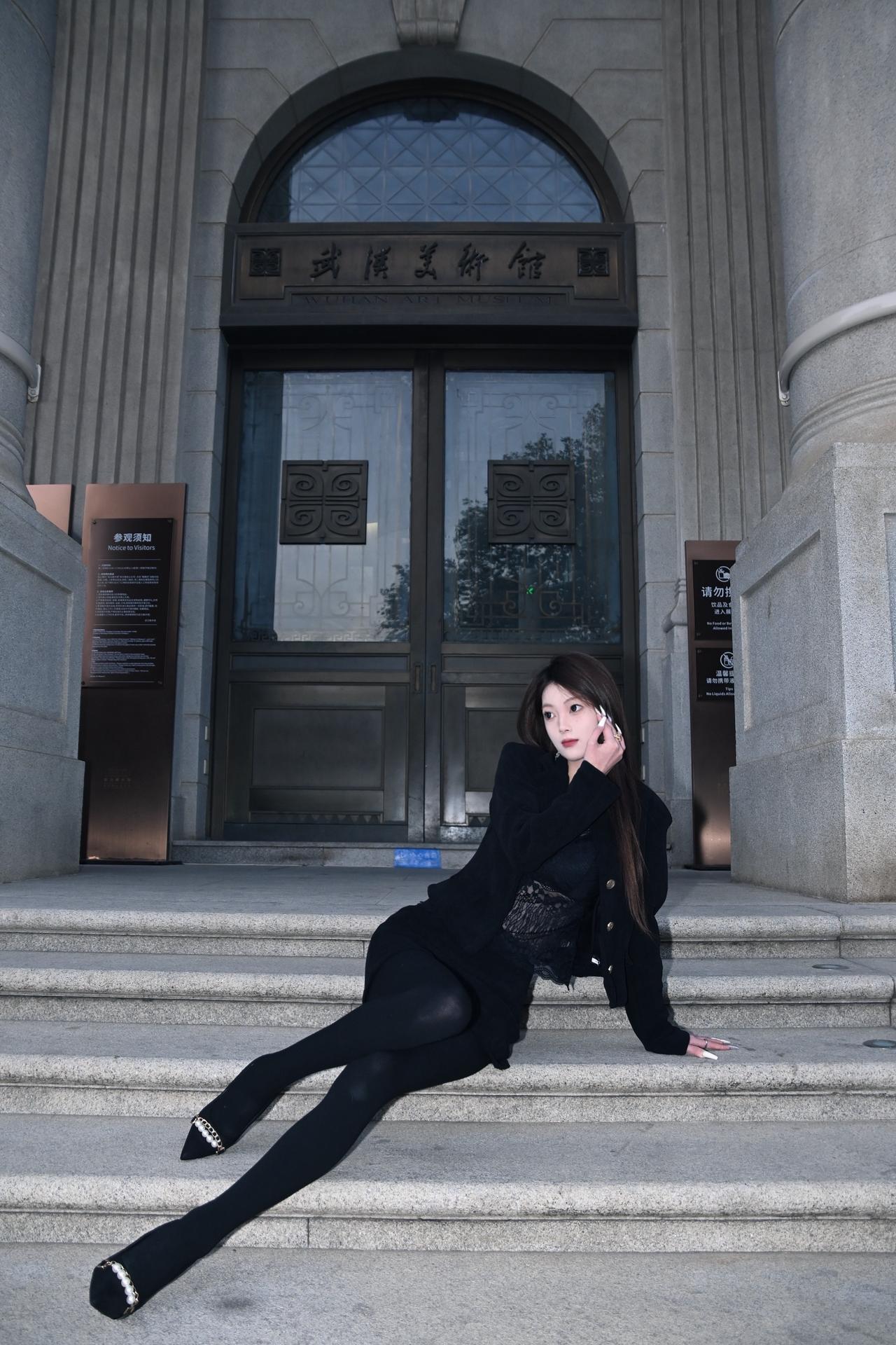 武汉美术馆
📷：尼康z30
✨：神牛480
拍照姿势御姐 反差 黑色系穿搭