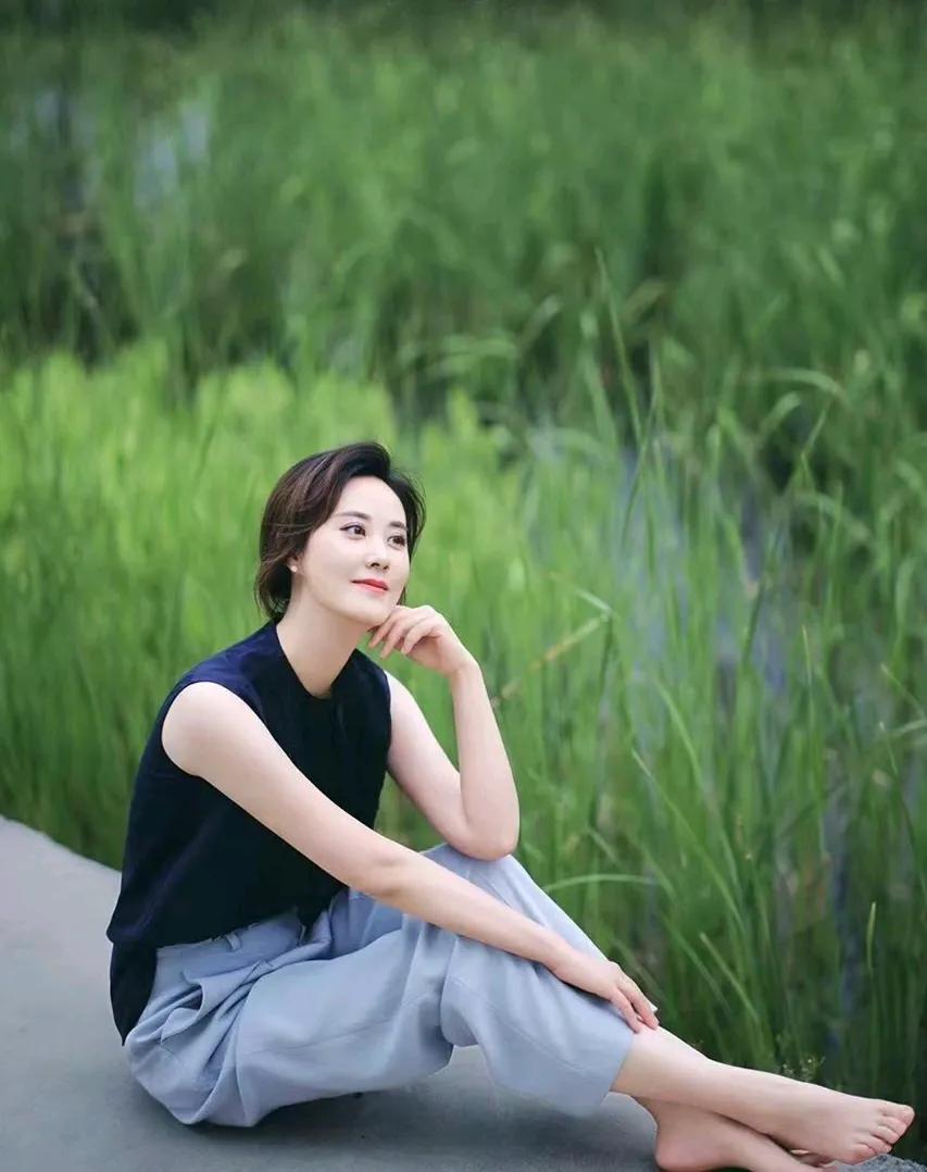 她是出生于80后的重庆辣妹子！现年龄40+，读书时，她被誉为重庆最美高考状元！如