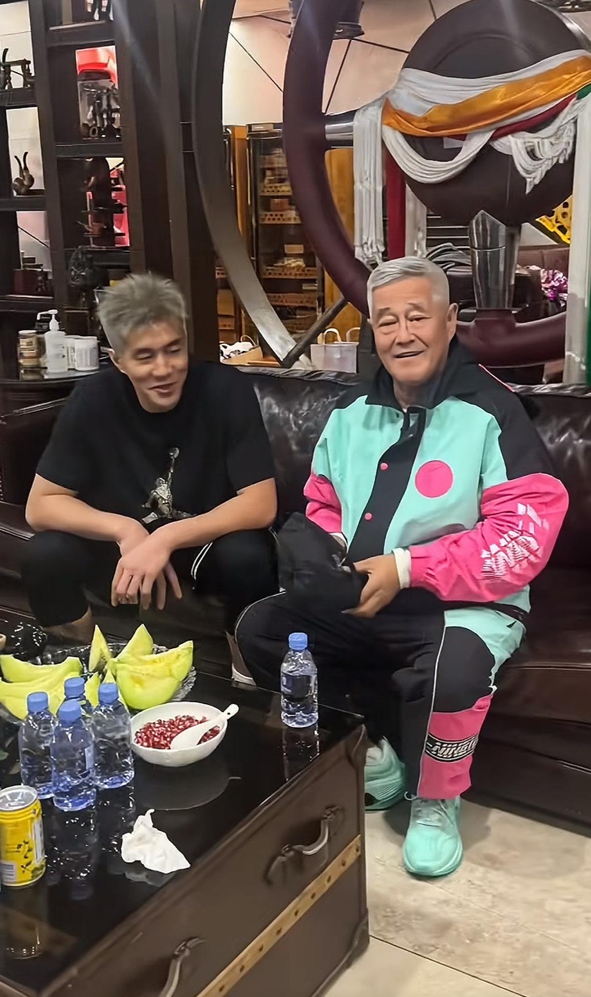 赵本山和郭艾伦合影有说有笑非常开心，是我们辽宁的骄傲