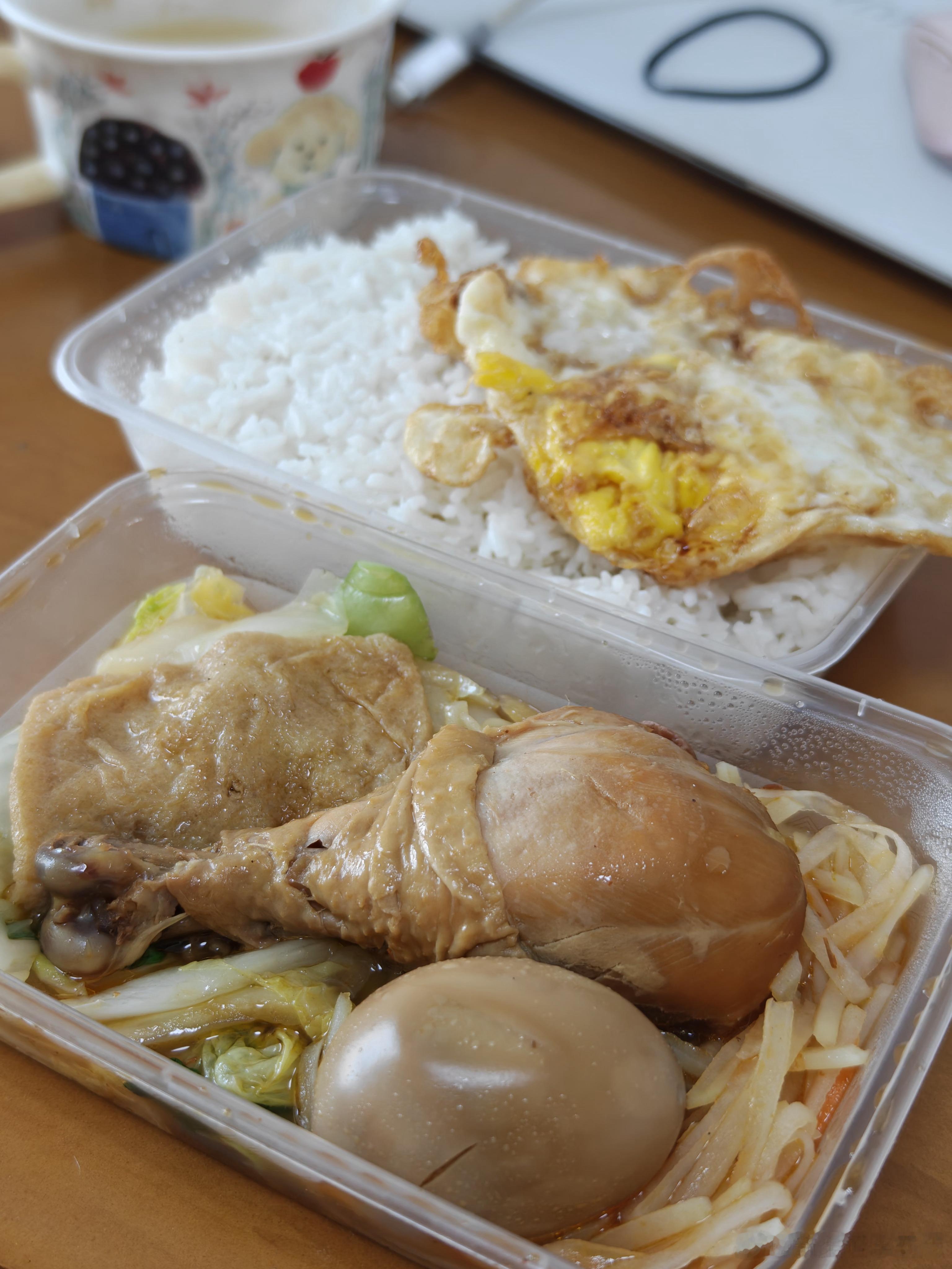 中午吃沙县！ 我点的是鸡腿饭，据说是性价比最高的减脂餐。可能太久没吃，今天觉得味