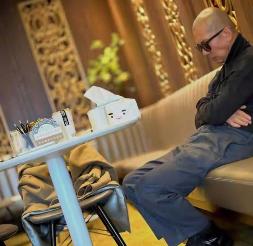 具俊晔在休息室崩溃痛哭既然是在拍韩国综艺节目，那么，大家就很难判断，具俊晔究竟是