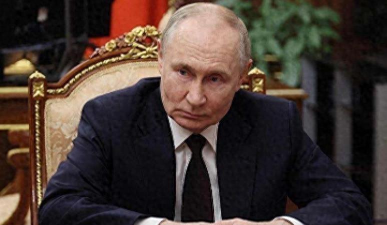 4月12日，特朗普在社交媒体上随手甩出一枚“核弹”：全面封锁霍尔木兹海峡。这条全