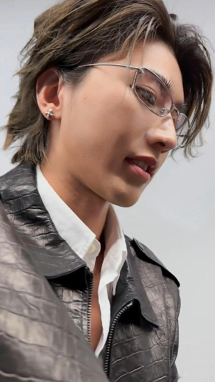 无预热突袭扫楼，电梯楼梯全被围满，顶流气场一目了然。这跟在蔡徐坤怀里有什么区别蔡