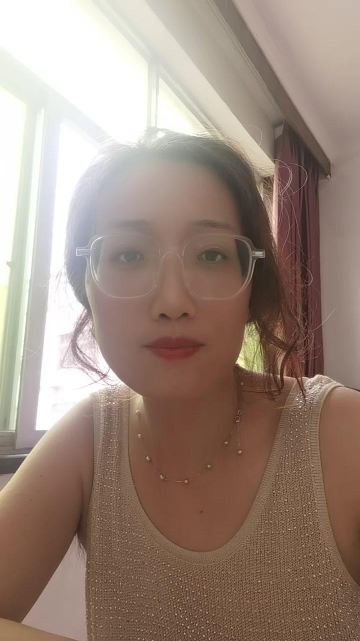 那天刷到一个视频，看到紫瑶在说工作时，眼圈泛红，一滴眼泪滑落。她说他们在挑战行业