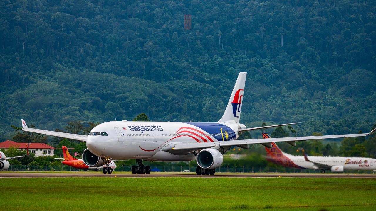 “大哥”带头，排队起飞。🛫
前面正在起飞的机型是一架空客330，配装的普惠40