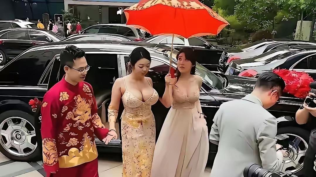 新娘和伴娘真的是同一路人啊！
结婚当天穿的竟然如此暴露，是不是对客人不太尊重啊？