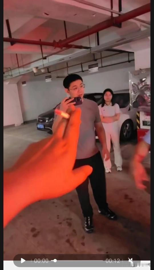 大家比较关心的眼镜男子是彭某某的男友雷某某，他是在7月1日晚应彭某某要求出现在现
