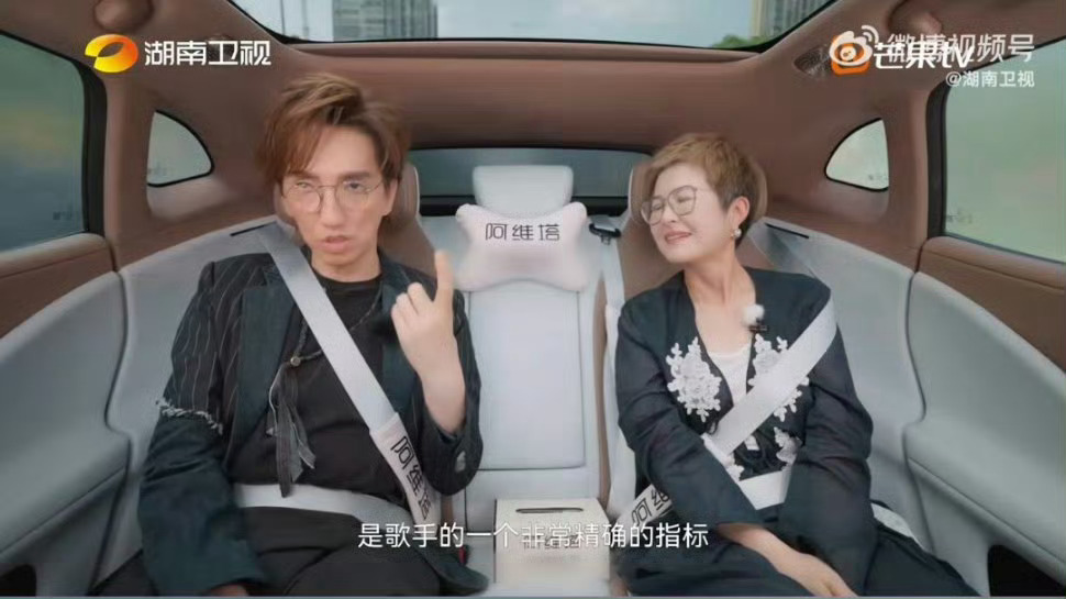 林志炫说一遍过是歌手指标全开麦一次过是歌手的重要指标，技巧能力是基础，有了这些才