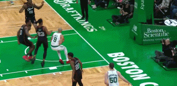 NBA赛场镜头：怀特的假动作过于逼真，结果反受“胯下之辱”，艾维你太紧张了！
 