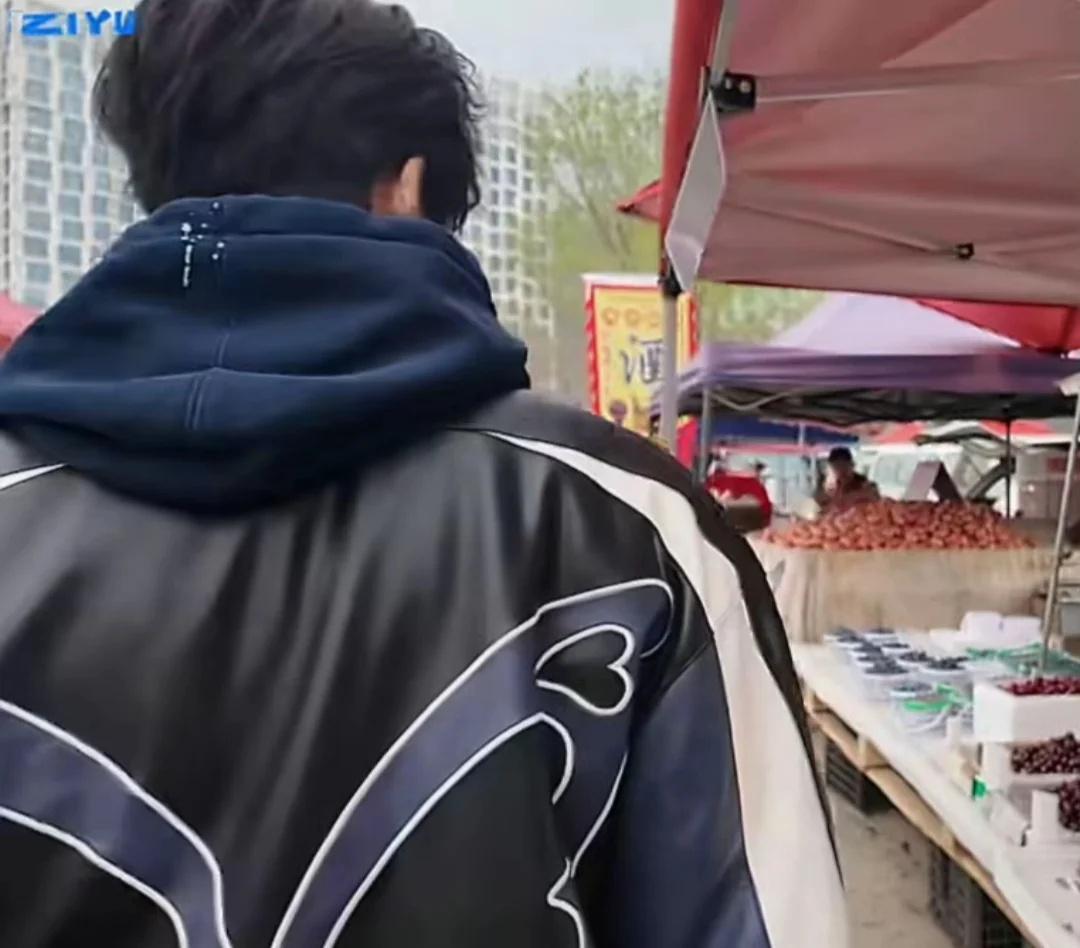 没人觉得月月这身衣服跟雷子赛车那天的穿搭那个很像吗[赞]还有p2这个视角，是哪个