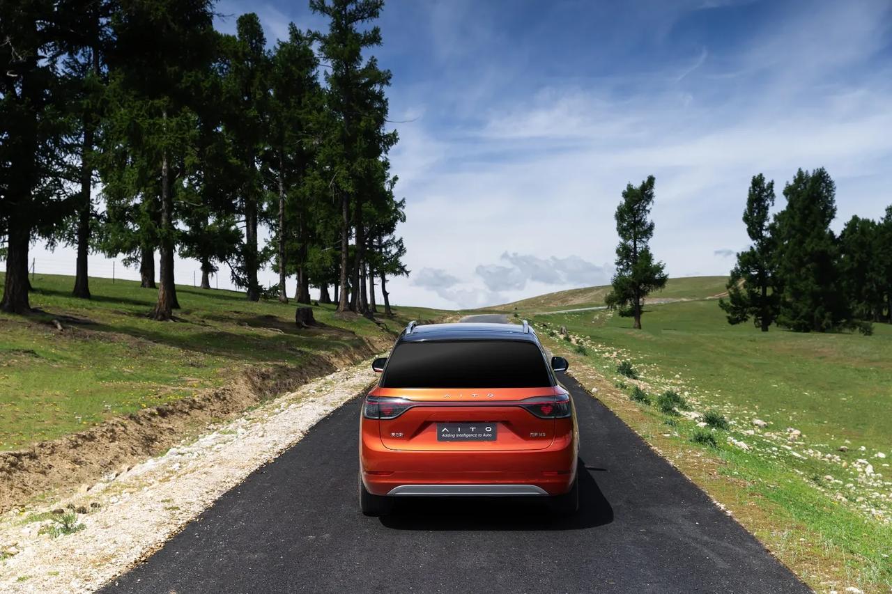 AITO问界在智能化方面展现出了不少亮点，主要体现在以下几个方面：
1.Harm