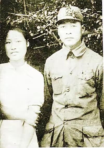 1941年，江苏，新四军四师师长彭雪枫，与淮宝县妇女部长林颖结为夫妻。

下属吴