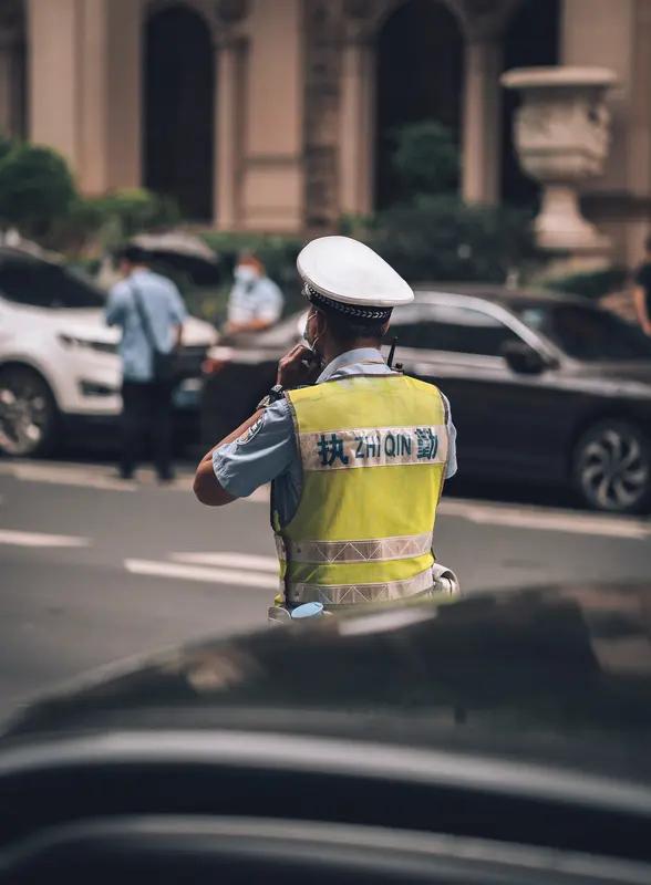 高安市辅警的工作环境挺有挑战性的。他们日常要进行巡逻防控，出发前得检查警棍、手铐