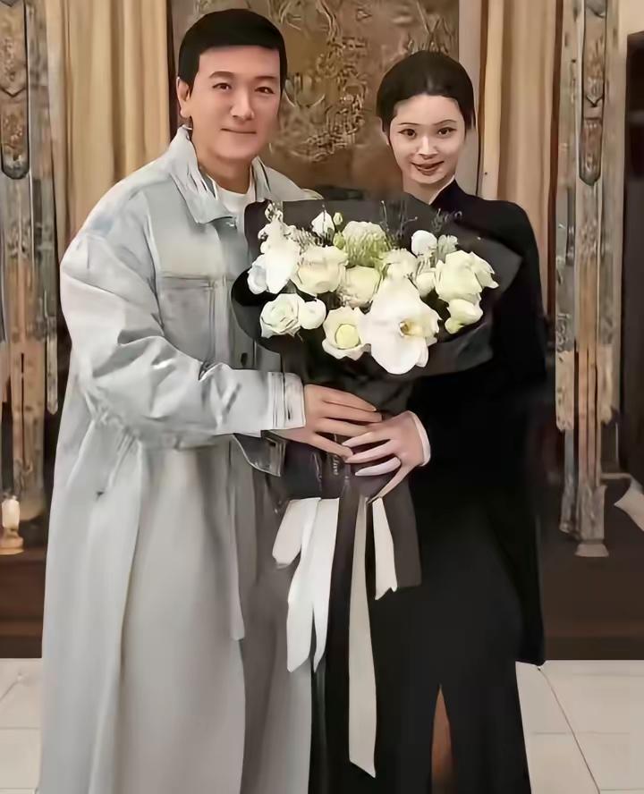 有钱就是好，
老婆随你找。
杨子新女友曝光。