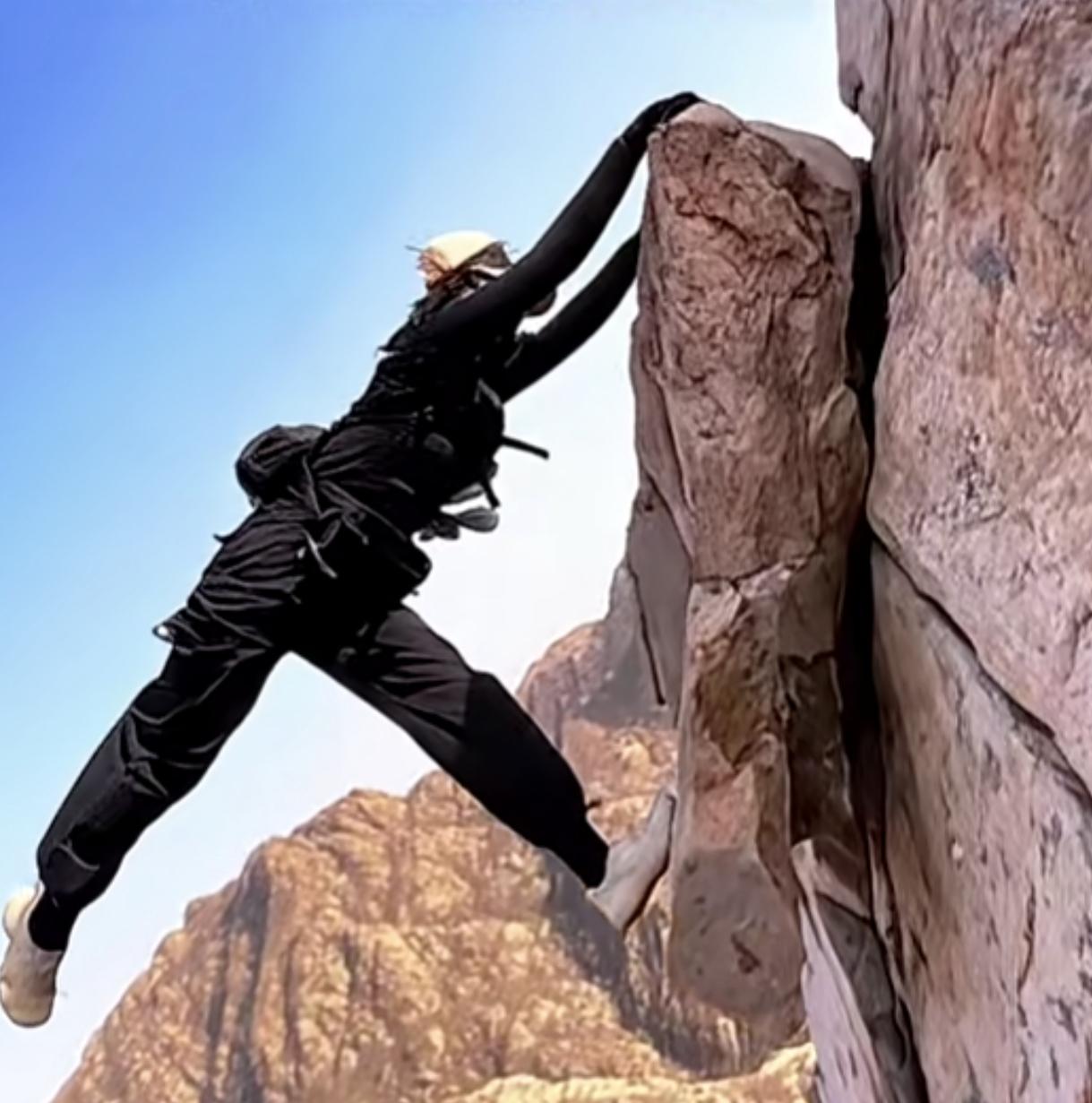 女子户外爬山
拍了张照片
让人看的有些害怕，万一抓不稳掉下来，怎么办呢
网友：横