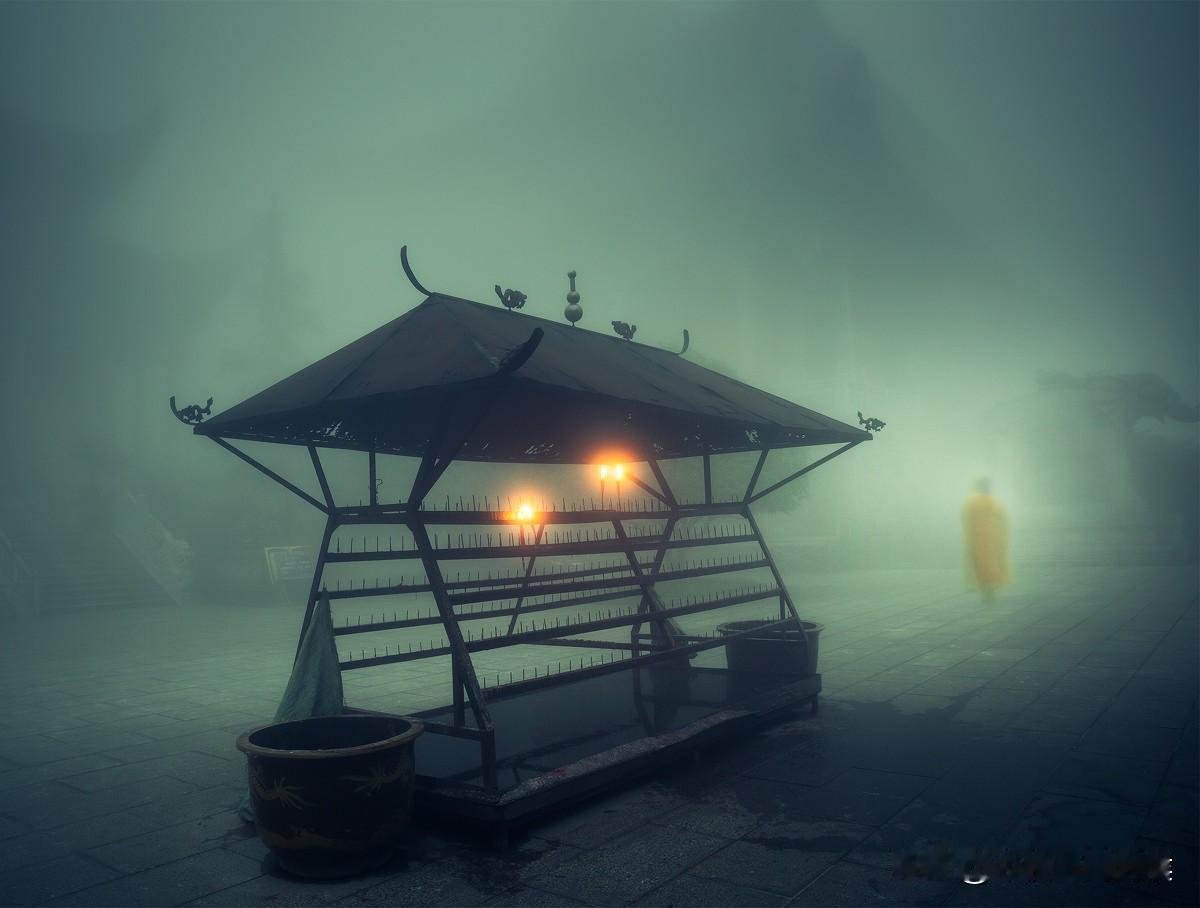 何进是个信道的人，原来每年半个多月的年休假都会出去清修。
去年有人给他找了个荒无