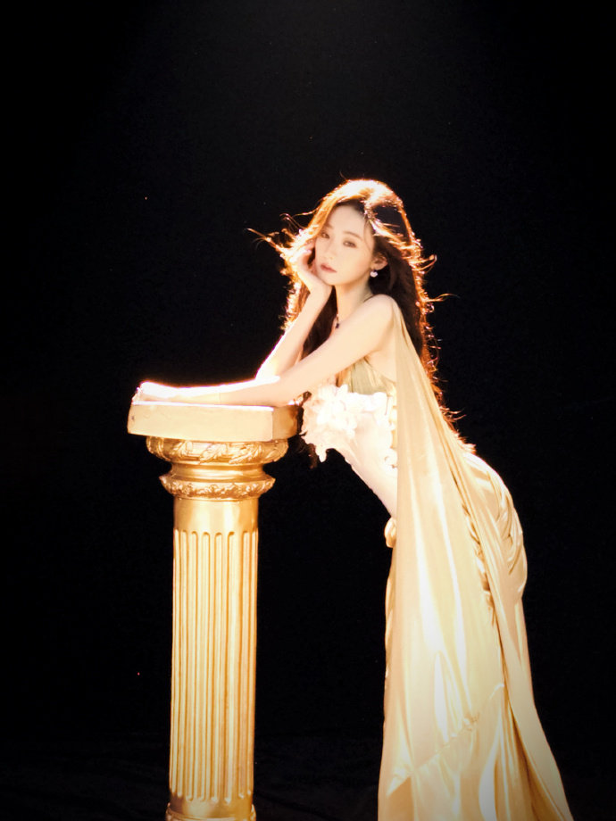 张艺凡从油画里走出的神女 一眼沦陷！张艺凡清冷温柔的神女造型自带柔光滤镜，氛围感