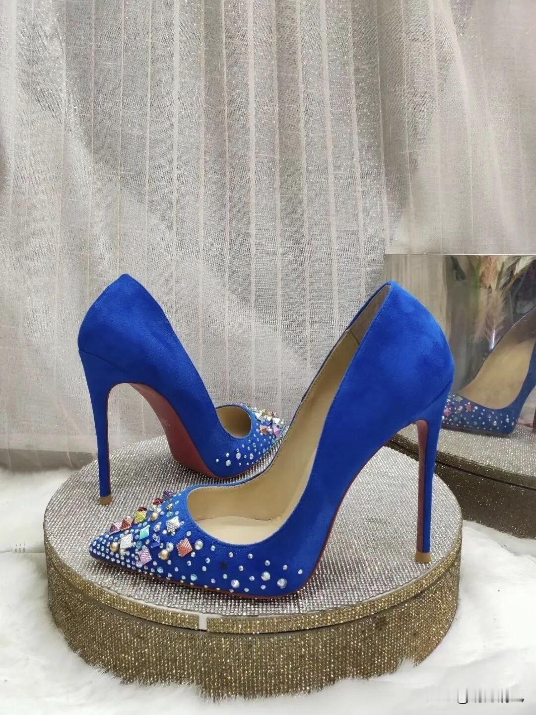 那双让我被拦住的细高跟，却帮我敲开了升职的门！就今天，我穿着最稳的战靴，却被商场