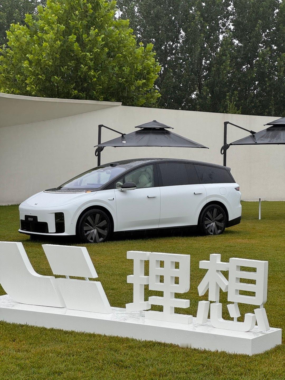 本以为阿那亚下雨天没法拍摄了，没想到拍出了不一样的i8。环境是无法改变时，那就变