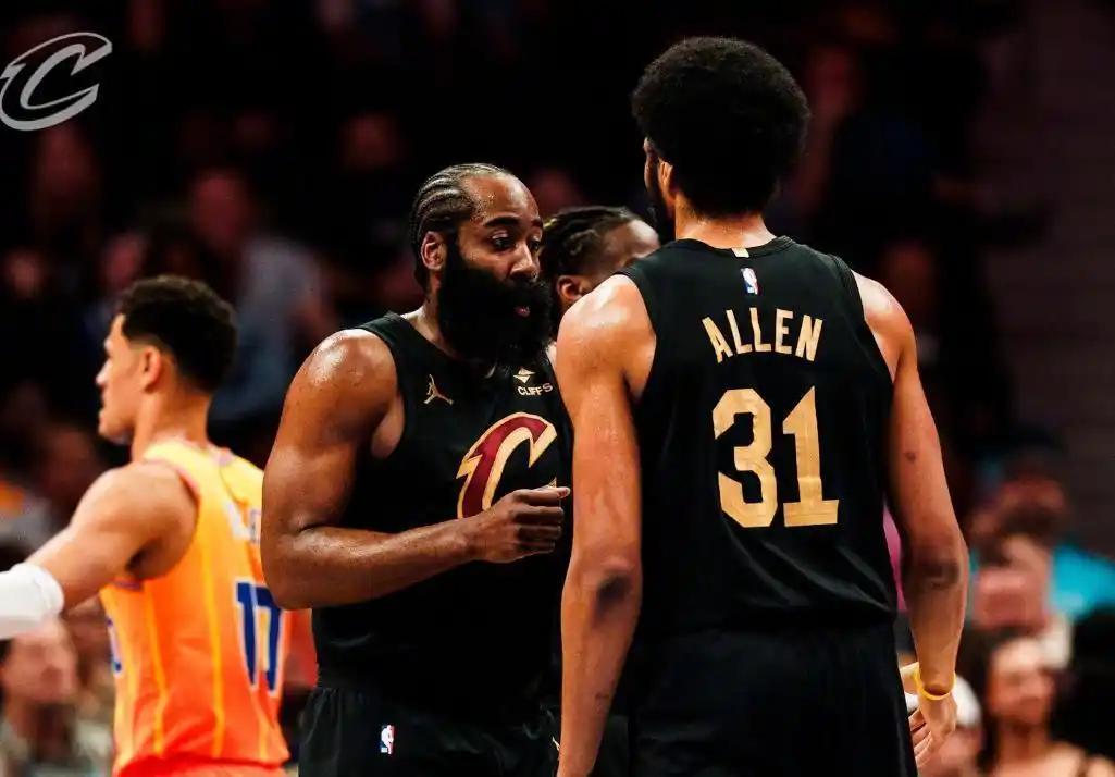 骑士老将哈登造犯规还是一流水平啊！
 
今天骑士对独行侠的比赛刚开打没多久，哈登