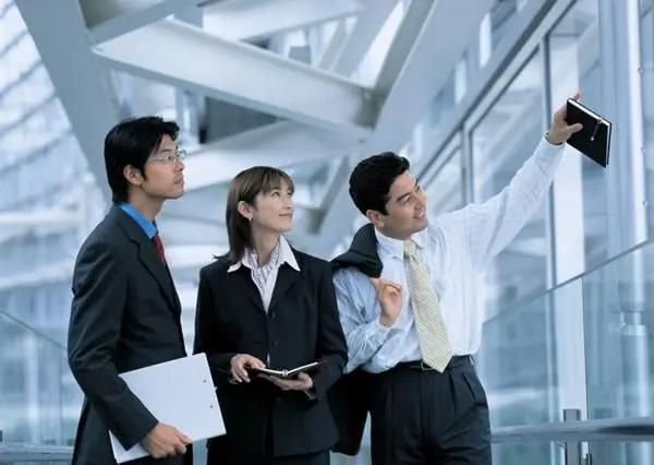 你是不是经常这样：平时对谁都爱搭不理，一旦遇到事情，就翻通讯录找大佬？发了消息石