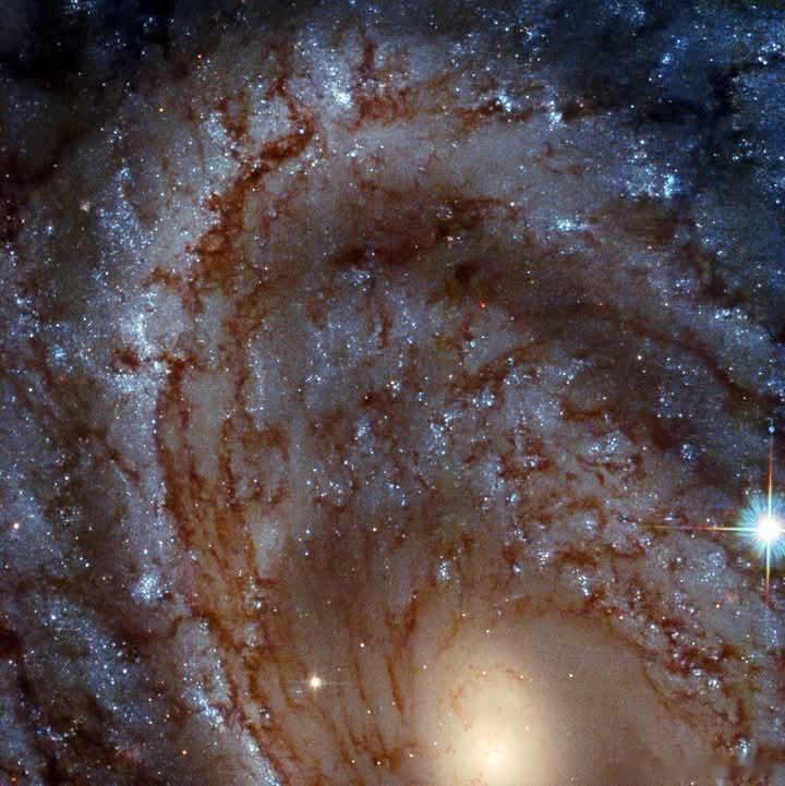 潜入NGC 4603的旋转核心——这是一个令人叹为观止的螺旋星系，在半人马座（半