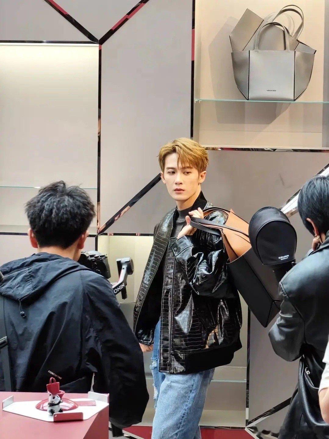 抛开别的不谈，檀健次这脸是绝对没问题的吧[思考] ​​​