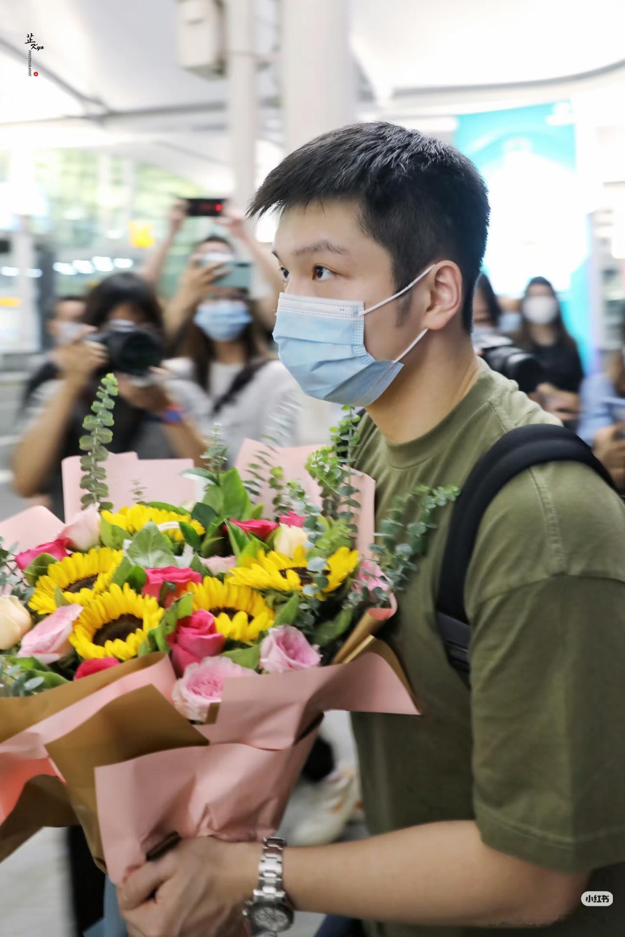 花儿与少年！！！
由于这个小熊太可爱了所以我必须再发一组～最后东儿还反过来拍球迷
