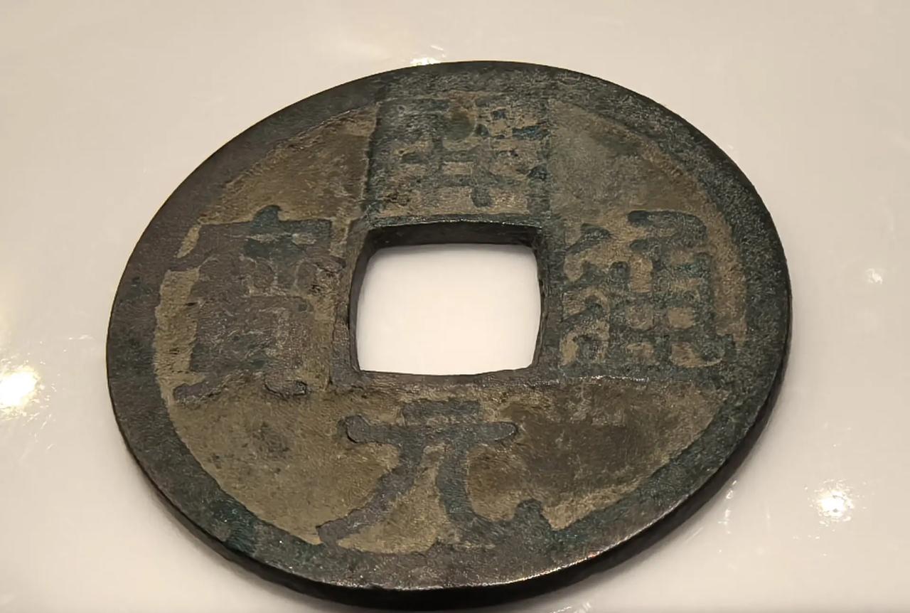 方寸铜色，盛唐的骨，大宋的风，此刻静静卧在掌心。原来隔着千年，还能在指纹间触摸到